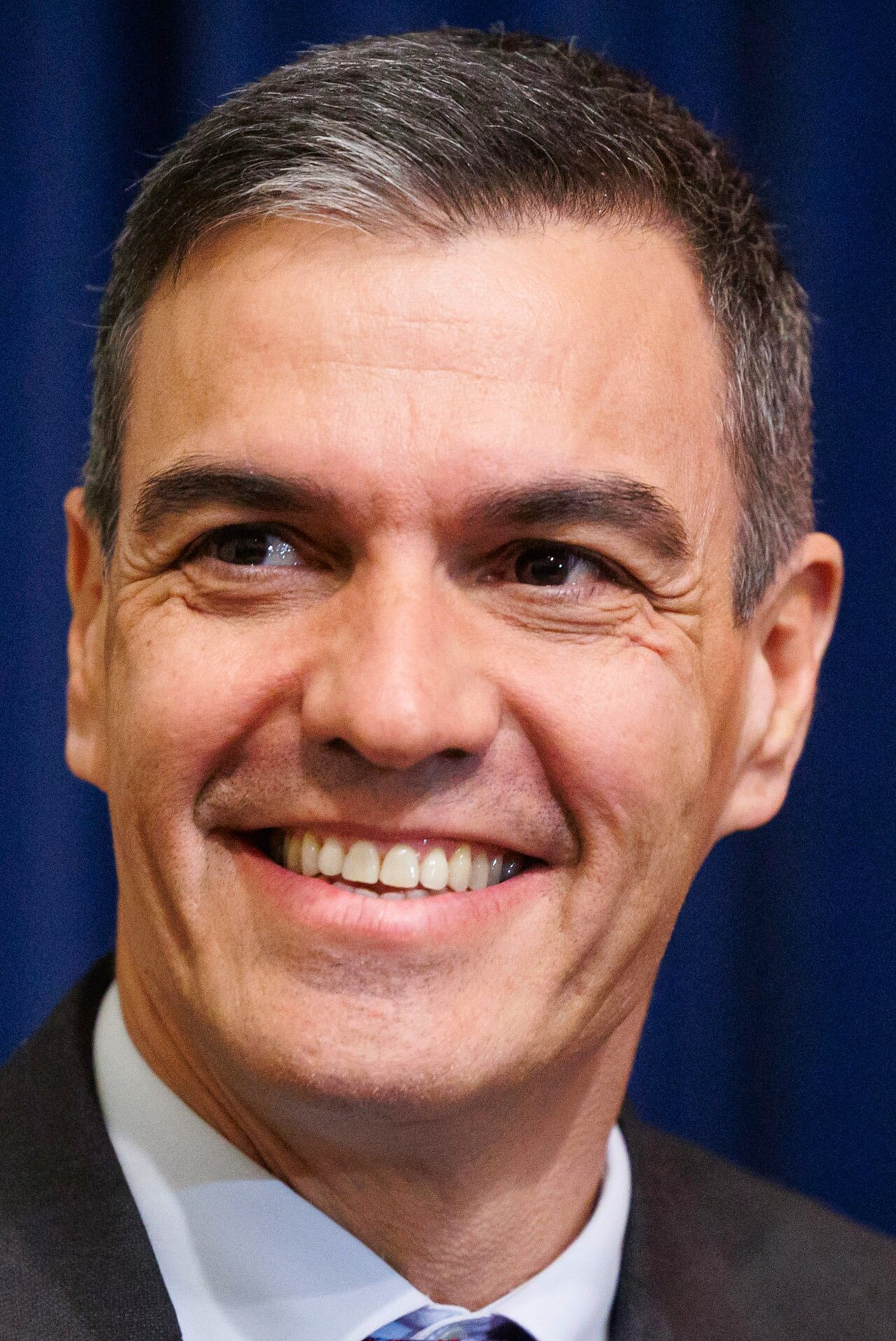 Porträt von Spaniens Ministerpräsident Pedro Sánchez, aufgenommen 2024 bei einem offiziellen Besuch in Slowenien.