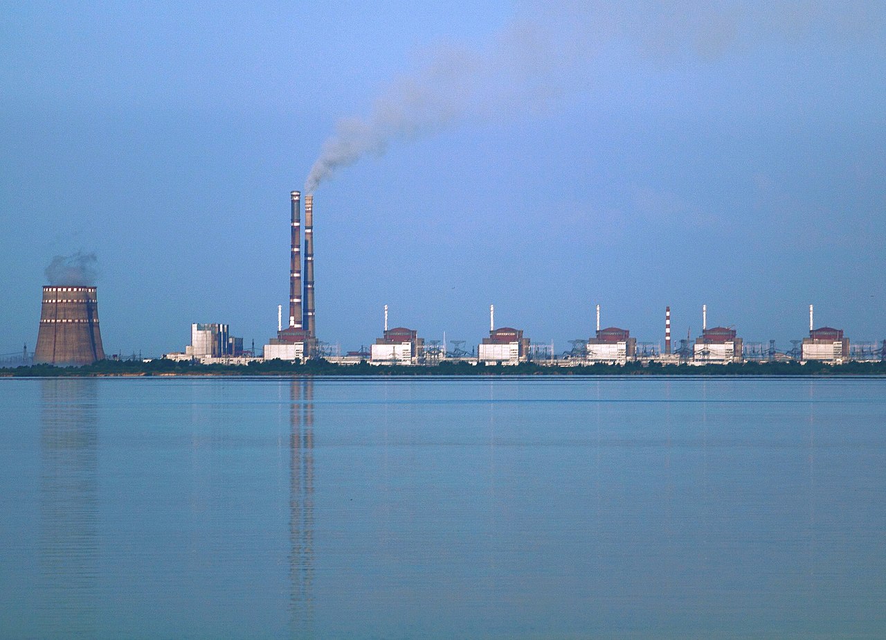 Blick über den Kachowkaer Stausee auf das Kernkraftwerk Saporischschja bei Enerhodar in der Südostukraine