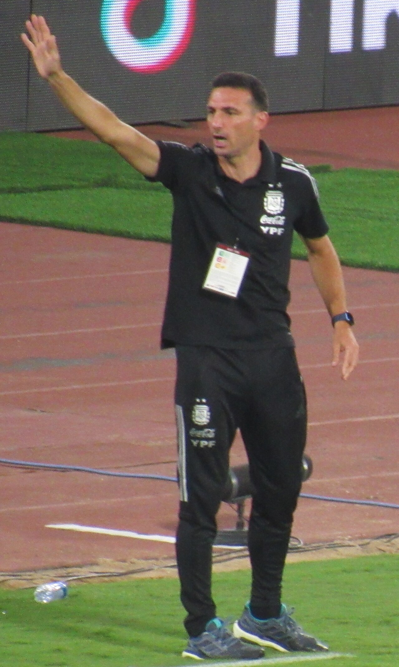 Lionel Scaloni gestikuliert an der Seitenlinie im Trikot der argentinischen Nationalmannschaft.