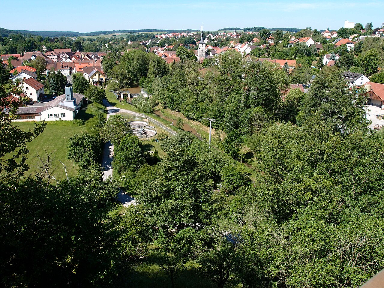 Blick auf Emskirchen von der Bahnbrücke östlich oberhalb des Ortes