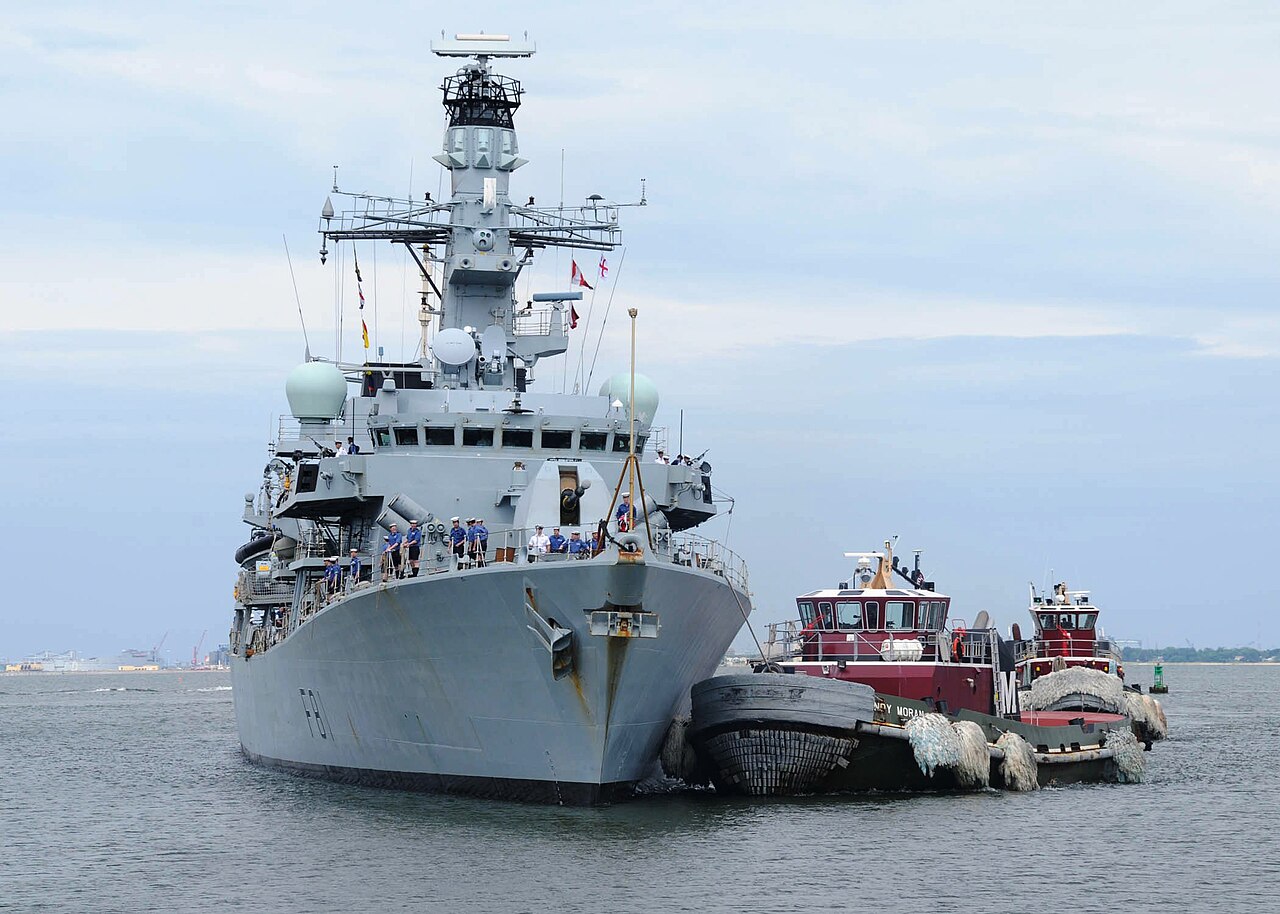 Die britische Fregatte HMS Sutherland (F81) der Duke-Klasse beim Einlaufen in den Marinestützpunkt Norfolk