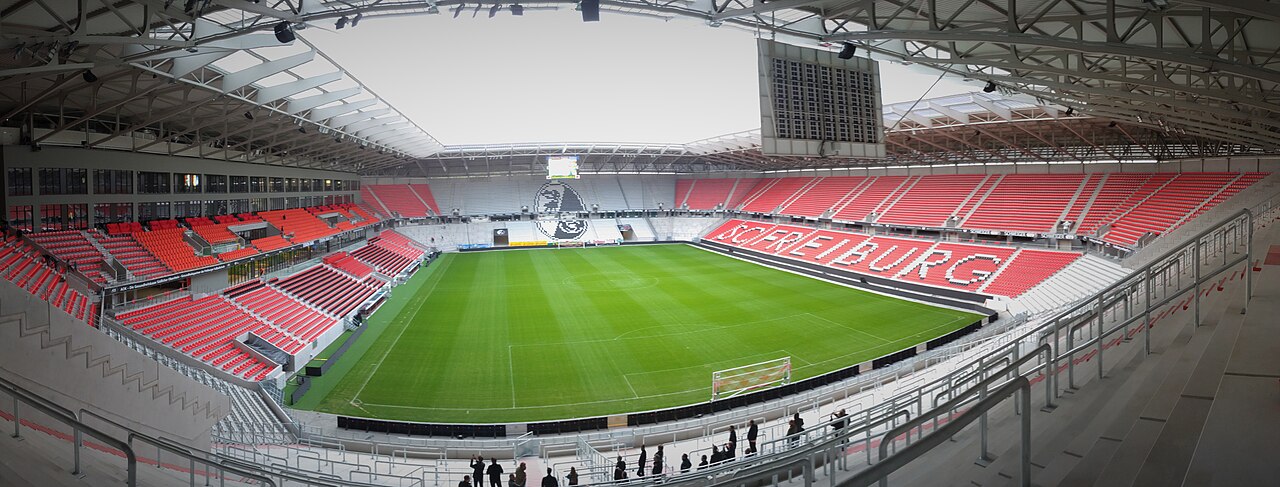 Blick von der Südtribüne ins Europa-Park-Stadion des SC Freiburg.