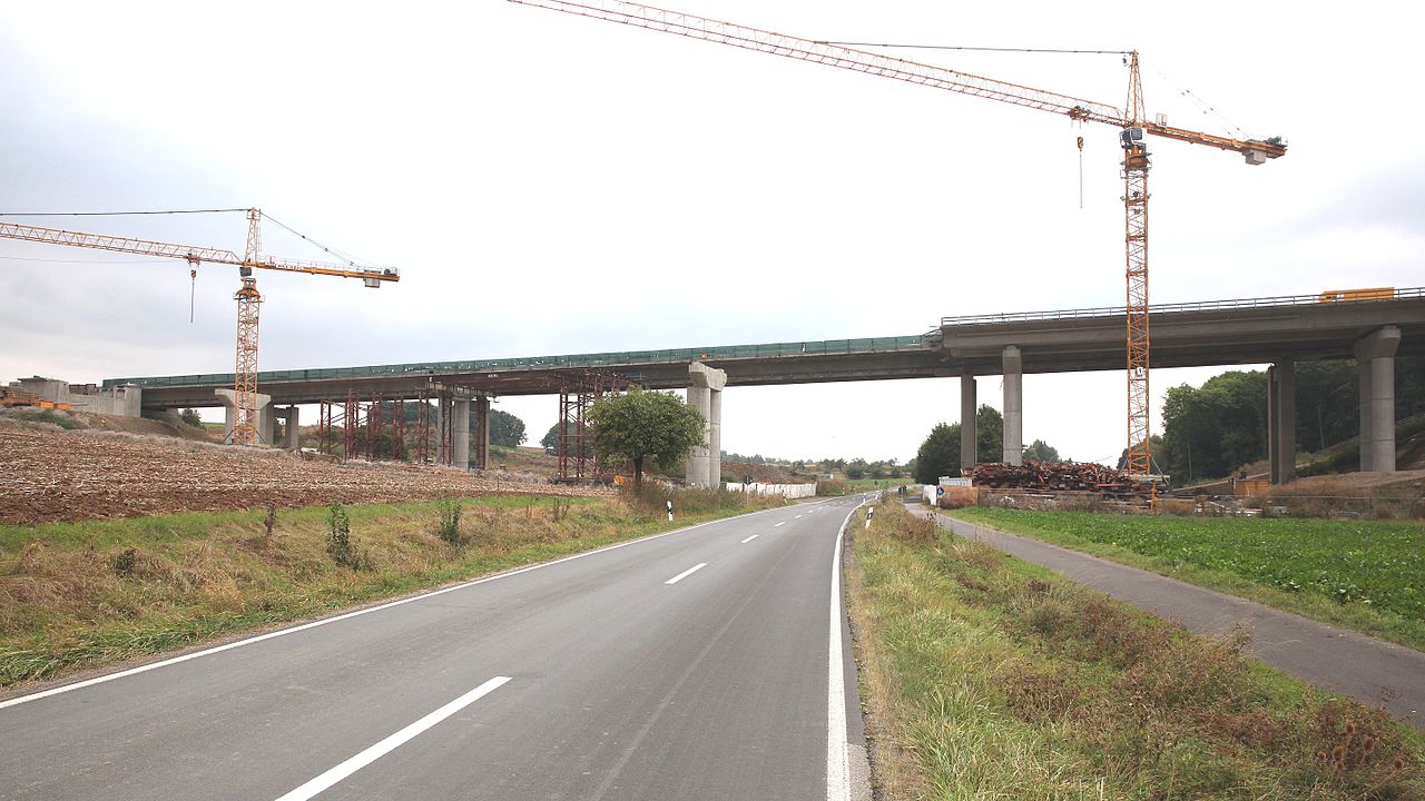Die Talbrücke Schraudenbach im Spätsommer 2016, nach dem Wiederaufbau der ersten Hälfte