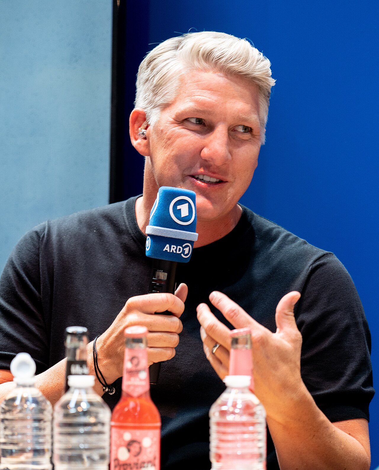 Bastian Schweinsteiger auf einer Panel-Bühne, Porträt im Halbprofil