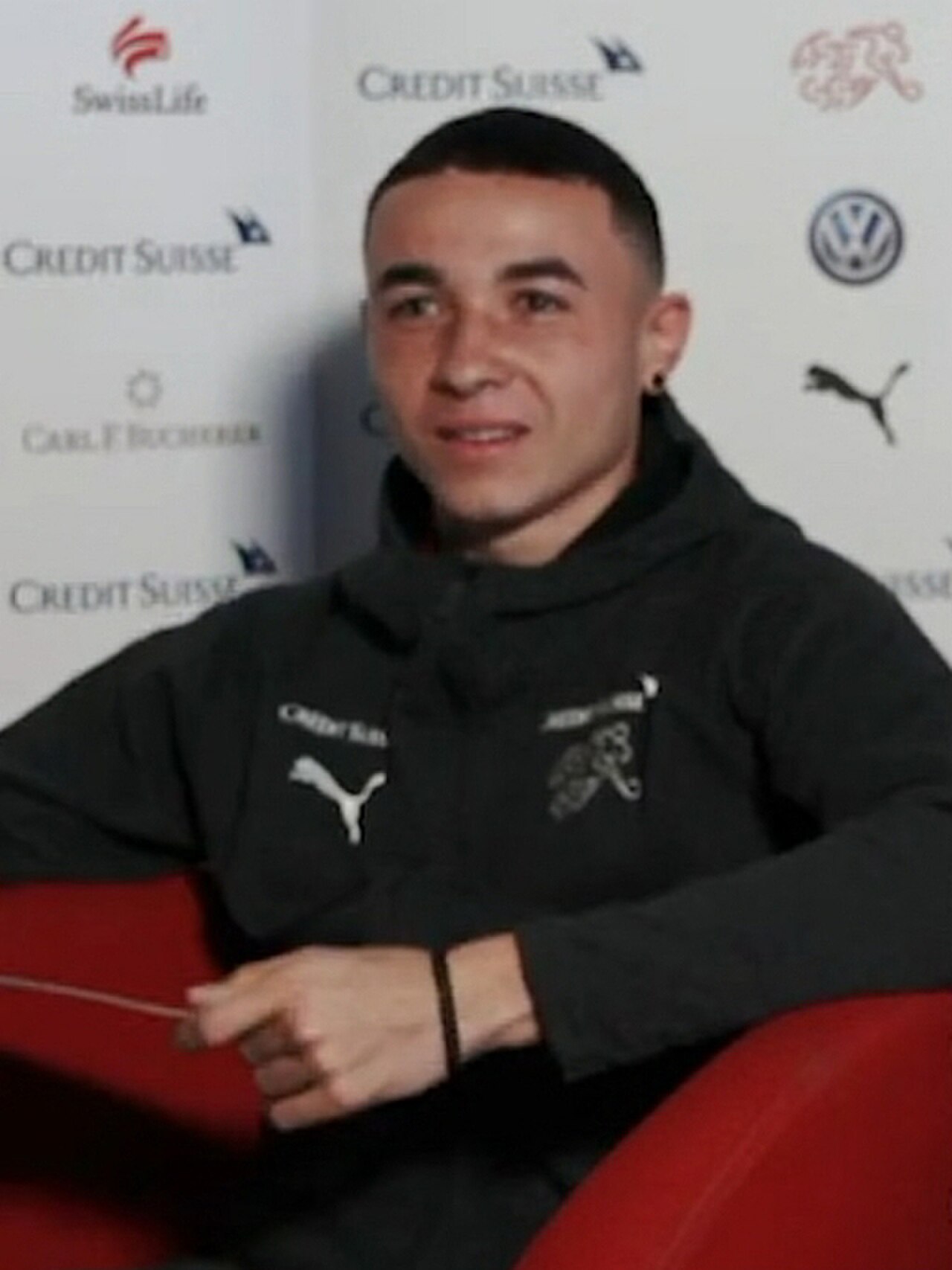 Rubén Vargas im Trikot der Schweizer Nationalmannschaft während eines Interviews im März 2019