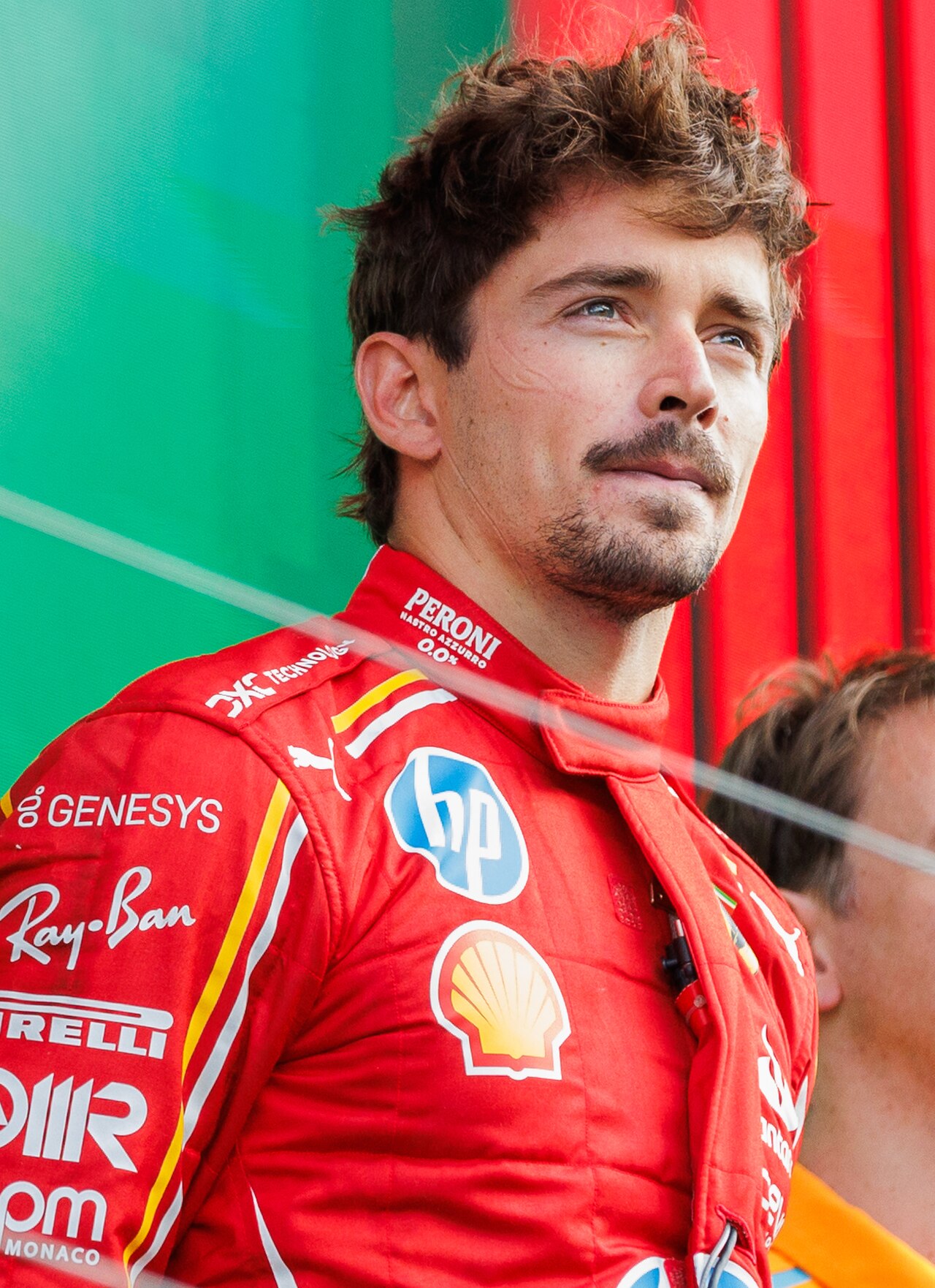 Charles Leclerc im Ferrari-Overall bei der Podiumszeremonie des Großen Preises der Niederlande 2024 in Zandvoort.