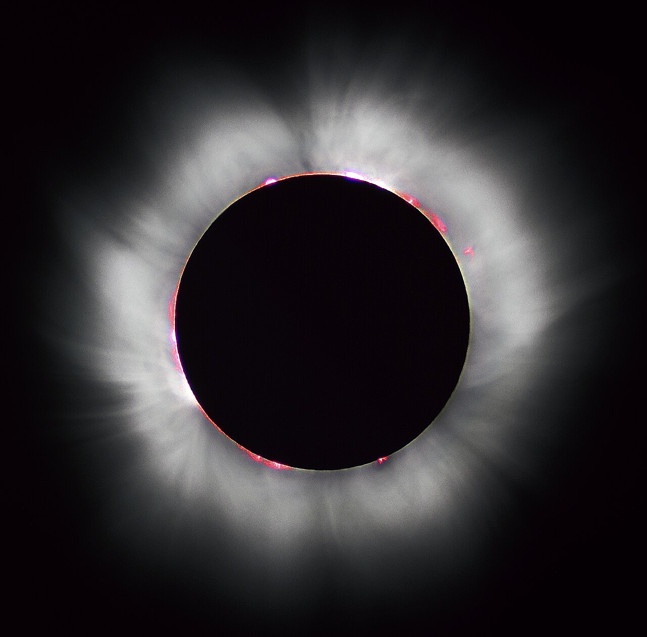 Totale Sonnenfinsternis über Frankreich am 11. August 1999, aufgenommen nördlich von Paris. Sichtbar sind die Korona und der schwarze Mondschatten vor der Sonnenscheibe.
