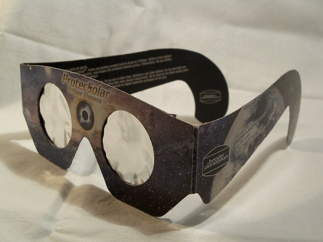 Sonnenfinsternisbrille aus Pappe mit dunkler Schutzfolie - das vom Bundesamt für Strahlenschutz empfohlene Hilfsmittel für die sichere Beobachtung der Sonnenfinsternis.