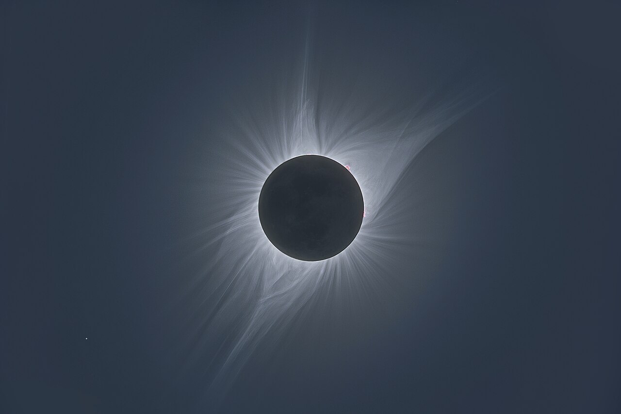 Totale Sonnenfinsternis mit hell leuchtender Korona um die verdeckte Sonne