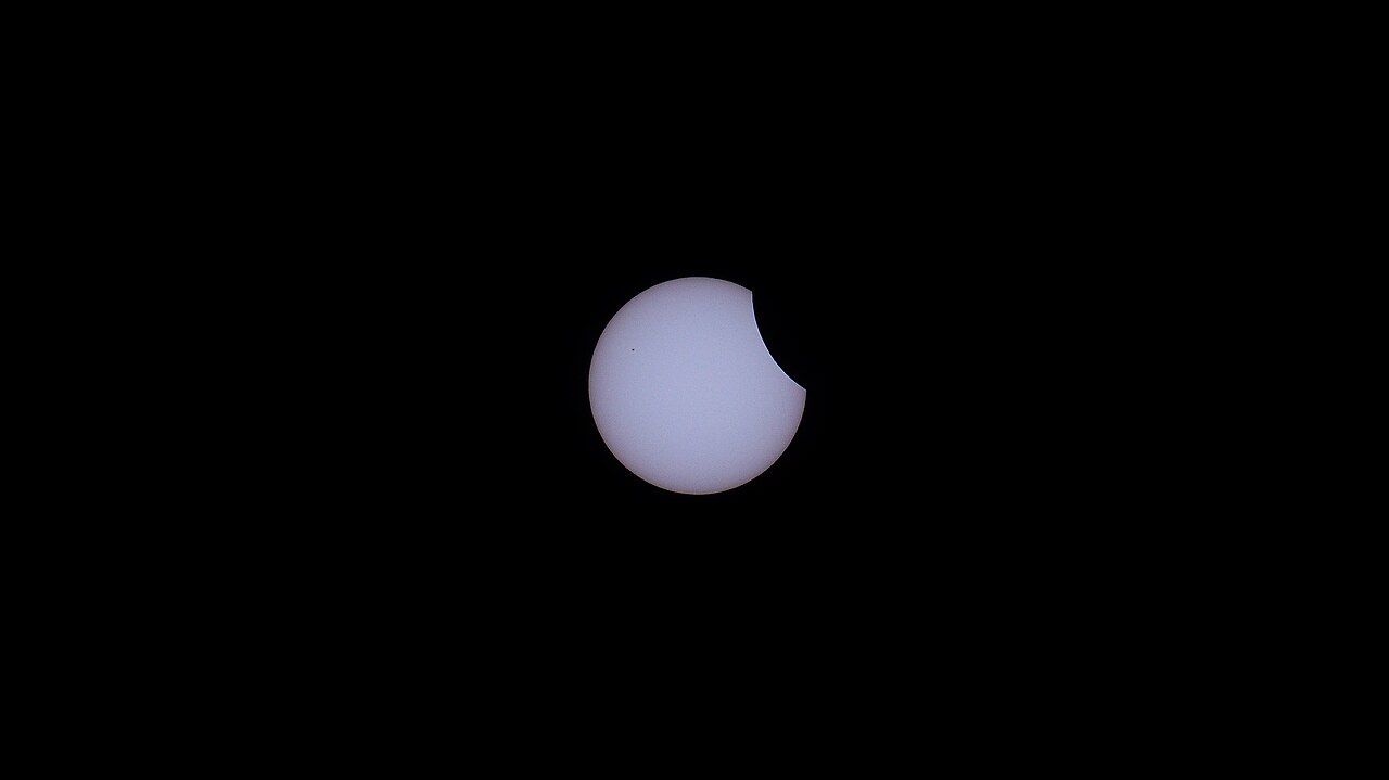 Partielle Sonnenfinsternis über Neu-Ulm 2015: die verbleibende Sonnensichel als schmales Leuchten am dunklen Himmel - ähnlich der Bedeckung, die heute Abend über Deutschland zu sehen sein wird.