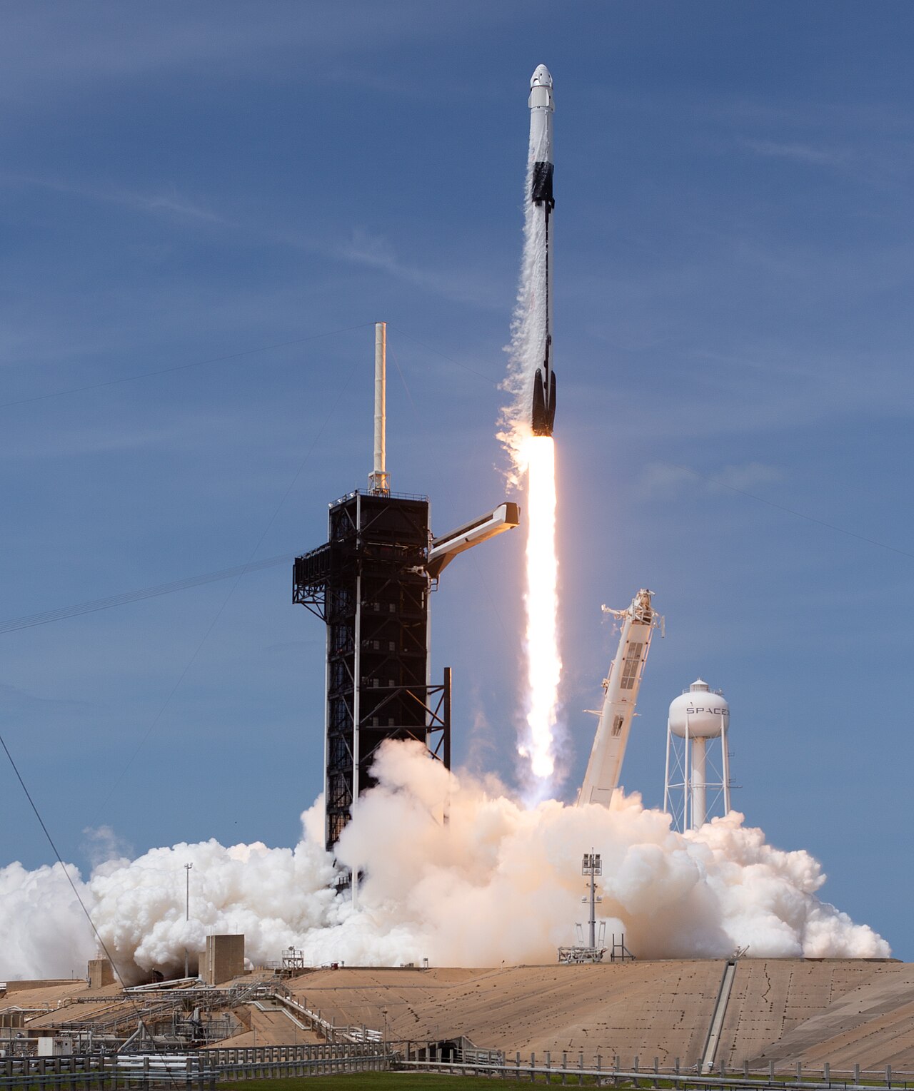 Eine Falcon-9-Rakete von SpaceX startet vom Kennedy Space Center.