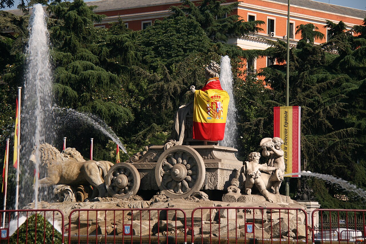Die Cibeles-Brunnenfigur in Madrid, eingehüllt in die spanische Flagge während der Feiern zum WM-Titel 2010 - der traditionelle Feierort der spanischen Nationalmannschaft.