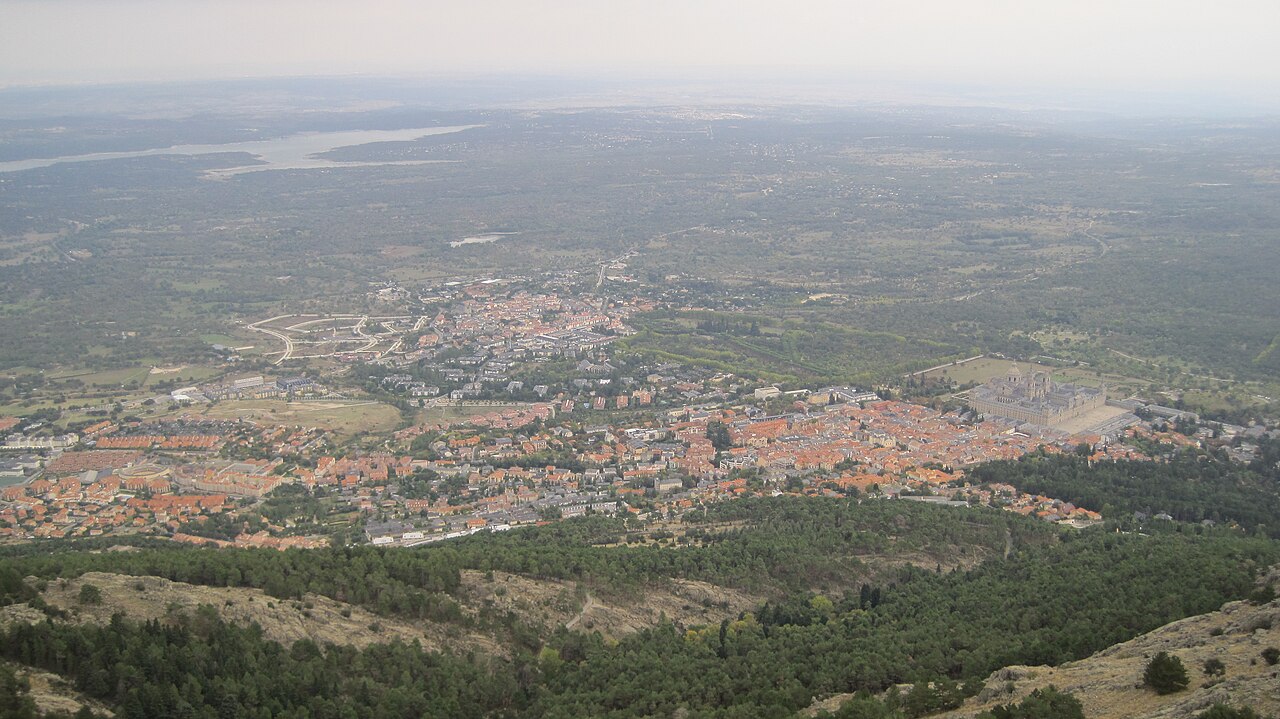 Blick vom Monte Abantos auf das Kloster El Escorial, das derzeit von Waldbränden bedroht ist