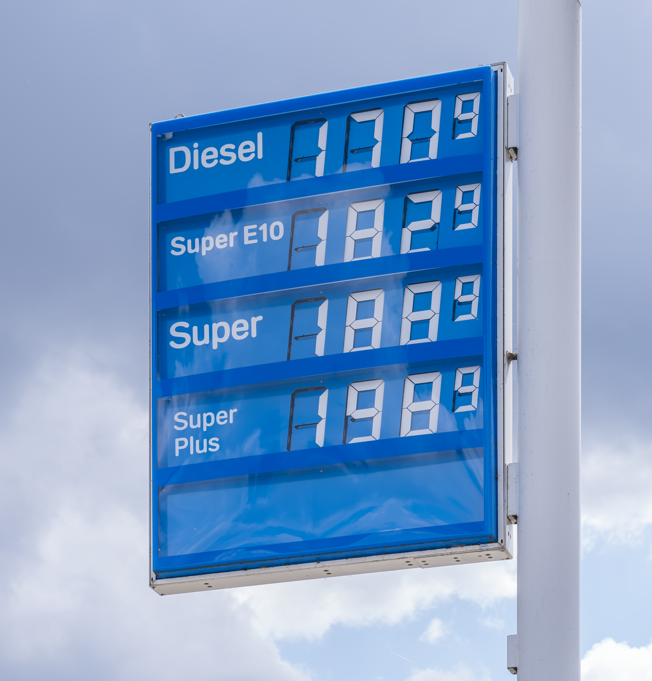 Preisanzeige an einer Aral-Tankstelle in Hof mit Preisen für Super E10, Super Plus und Diesel