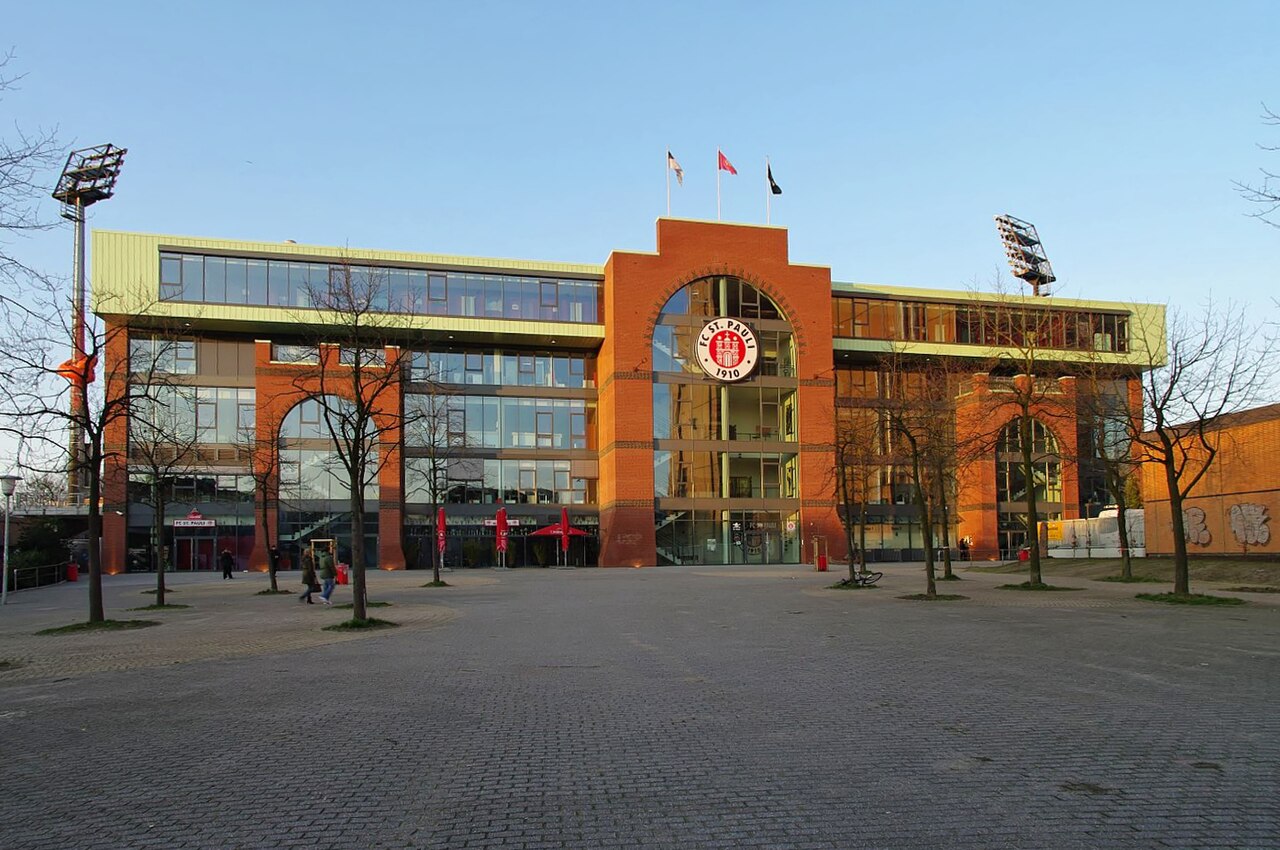 Millerntor-Stadion des FC St. Pauli von der Budapester Straße aus fotografiert