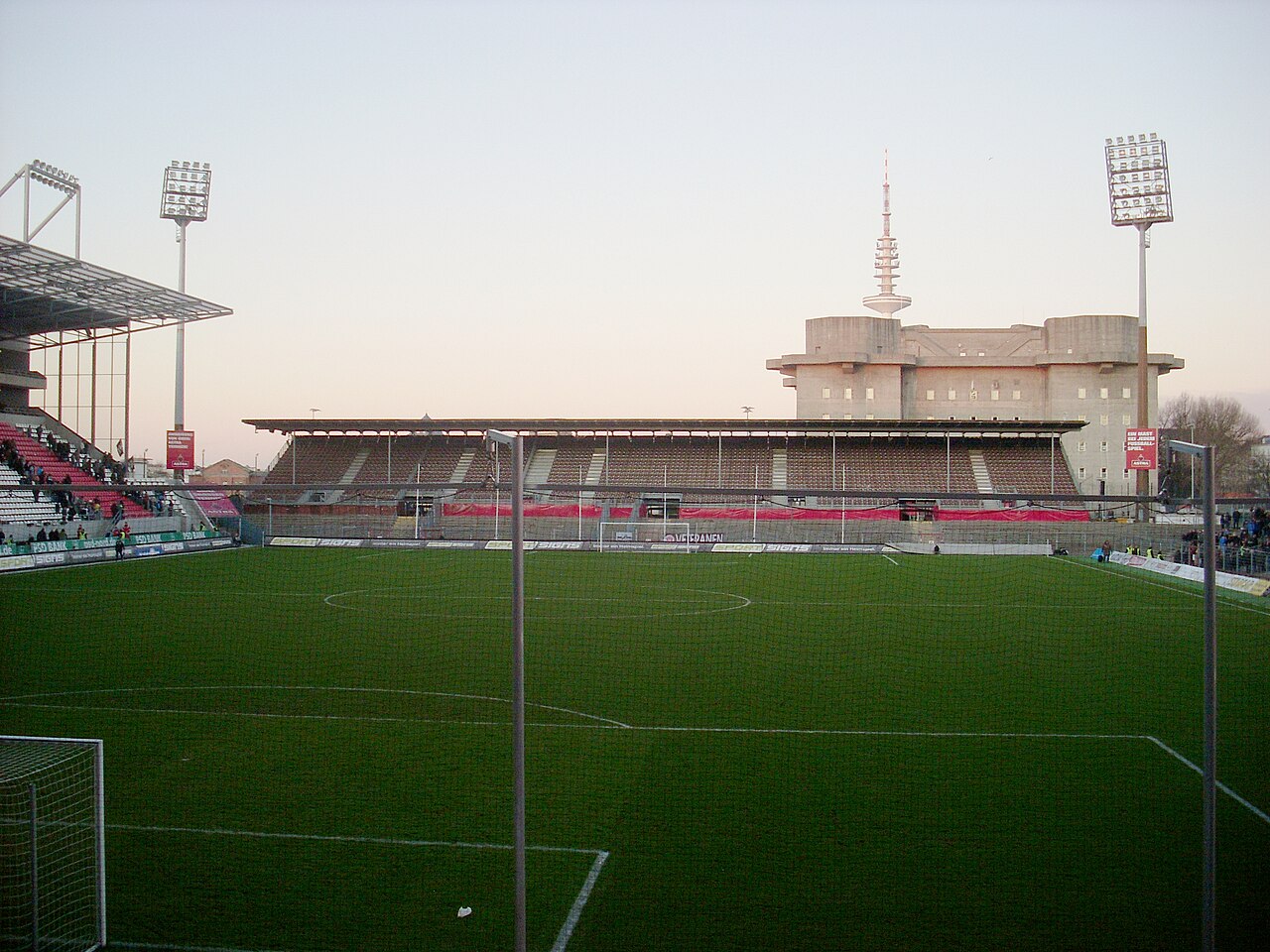 Blick über den Rasen des Millerntor-Stadions in Richtung Nordkurve
