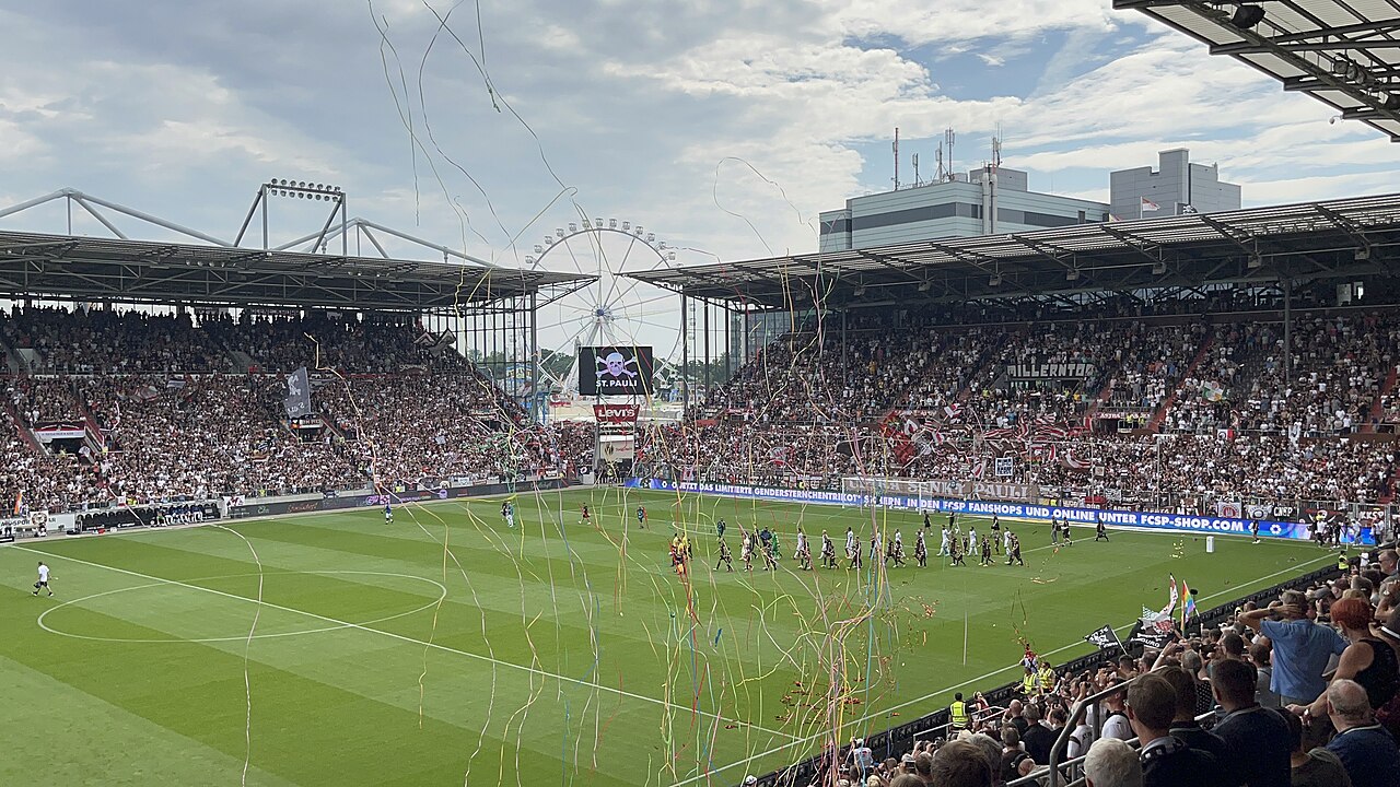 Das Millerntor-Stadion in Hamburg vor einem Bundesliga-Heimspiel des FC St. Pauli