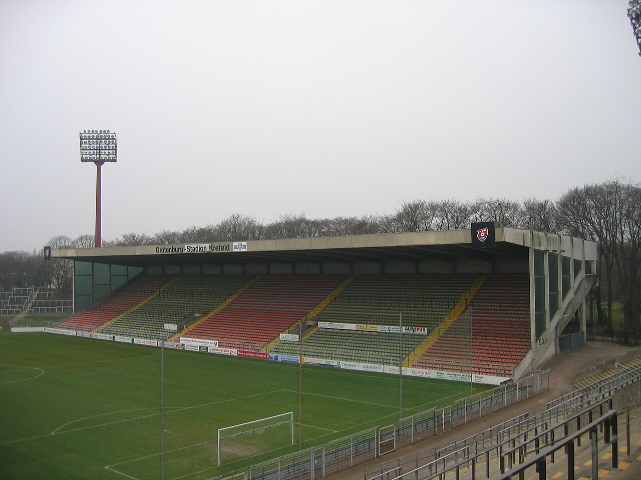 Nordtribüne des Grotenburg-Stadions in Krefeld, Austragungsort des DFB-Pokalspiels zwischen SC St. Tönis und Eintracht Frankfurt.