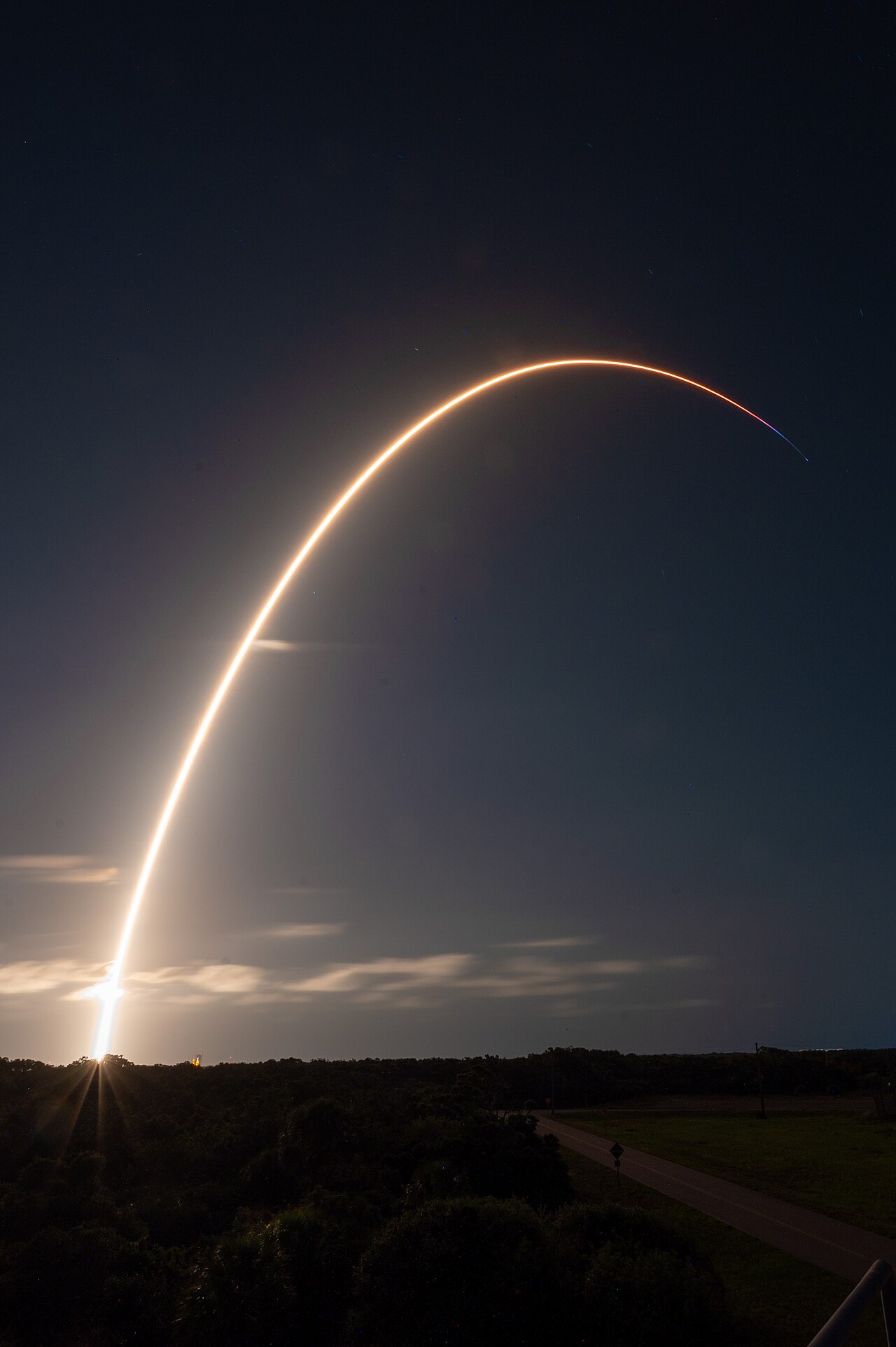 Eine Falcon-9-Rakete mit Starlink-Satelliten startet nachts von Cape Canaveral, Florida.