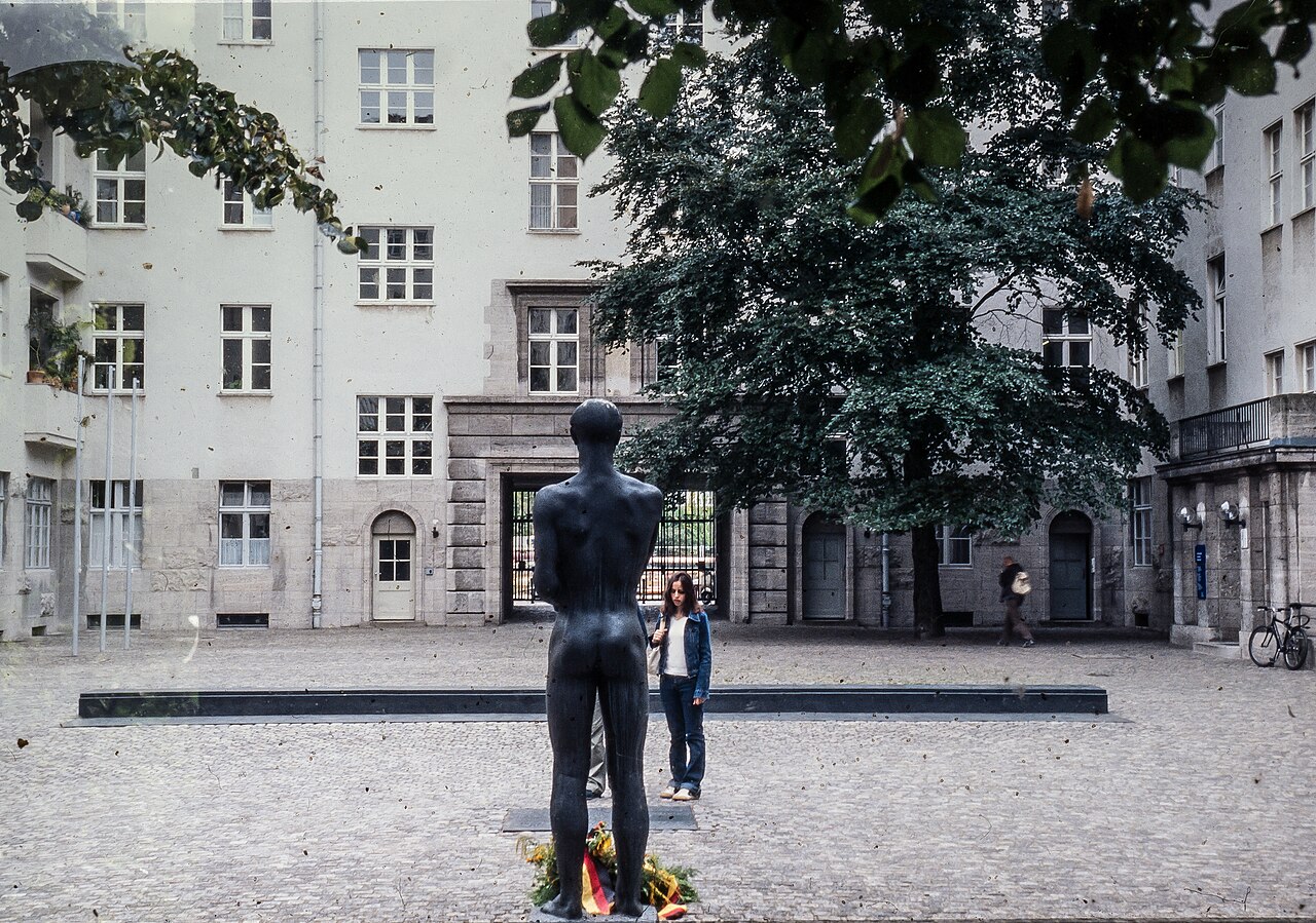 Denkmal des Widerstands im Ehrenhof des Bendlerblocks in Berlin, Bronzefigur von Richard Scheibe an der Stelle, an der die Verschwörer des 20. Juli 1944 erschossen wurden