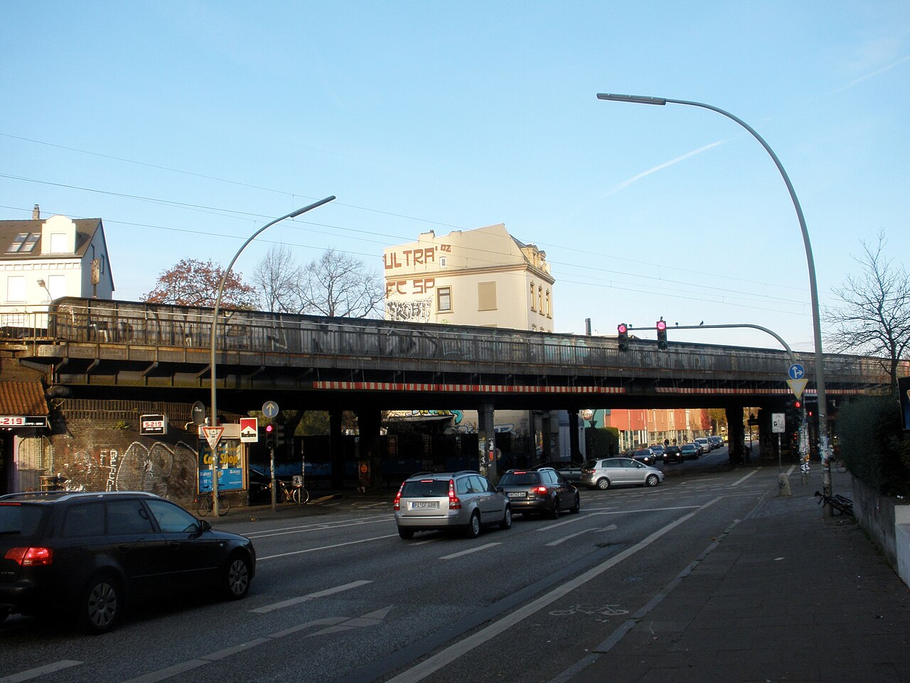 Die alte Sternbrücke über der Kreuzung Max-Brauer-Allee/Stresemannstraße in Hamburg-Altona, aufgenommen vor dem Abriss.