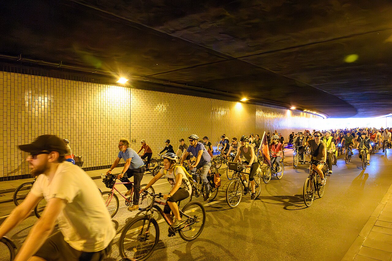 Teilnehmerinnen und Teilnehmer der ADFC-Sternfahrt fahren durch einen Autobahntunnel der A100 in Berlin.
