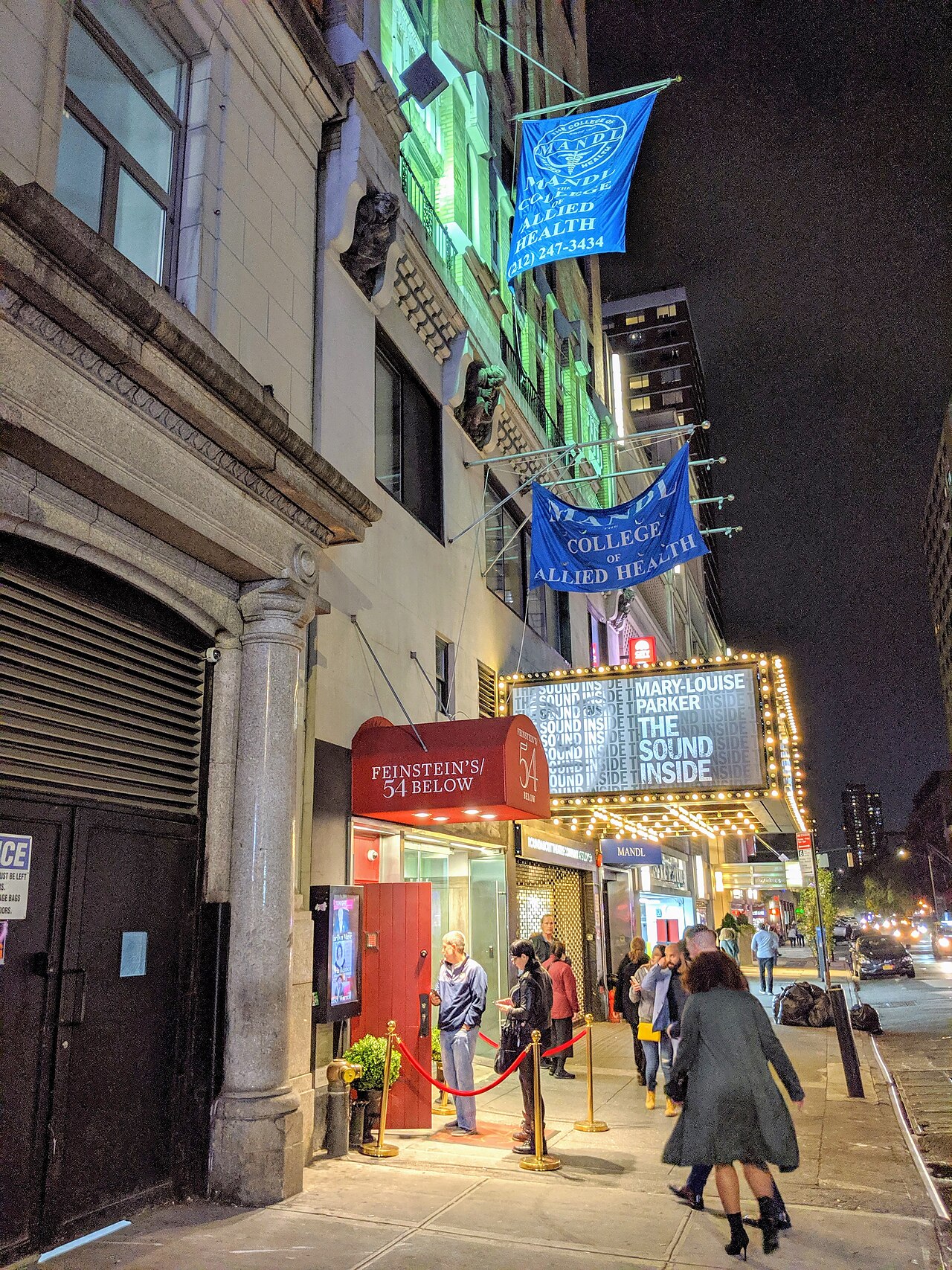 Fassade des Studio 54 in der 254 West 54th Street in Manhattan, heute Musical-Bühne der Roundabout Theatre Company