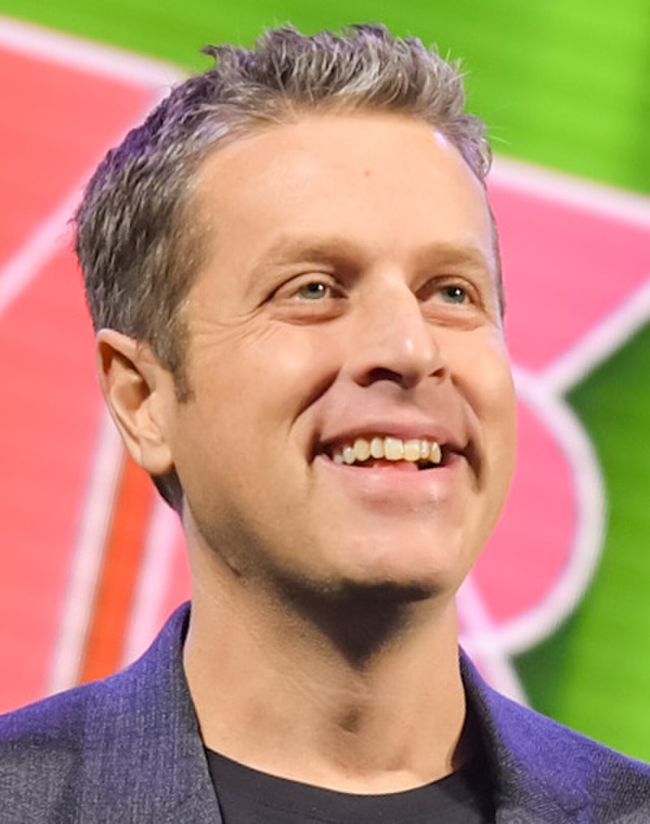 Moderator Geoff Keighley auf der Bühne der Game Developers Choice Awards