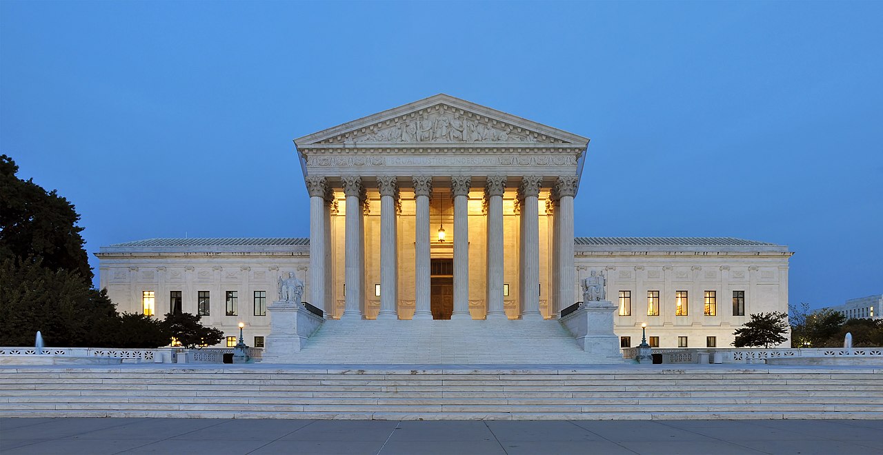 Westfassade des Gebäudes des Obersten Gerichtshofs der Vereinigten Staaten in Washington, D.C., bei Dämmerung.