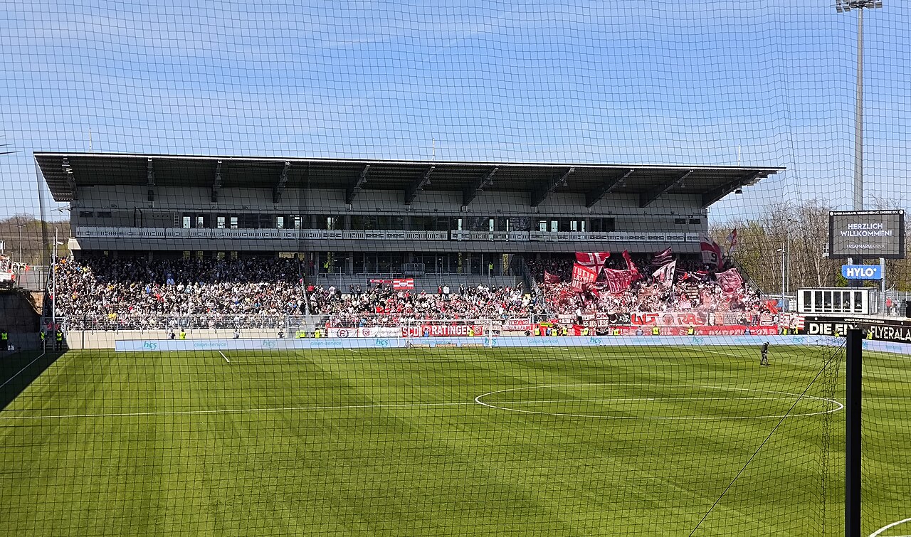 Das Waldstadion an der Kaiserlinde der SV Elversberg mit der im Bau befindlichen Westtribüne vor einem Heimspiel im April 2025.