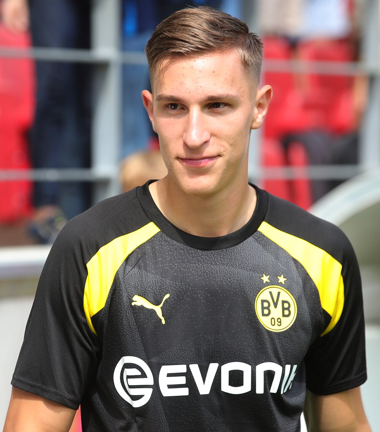 Nico Schlotterbeck im Trikot von Borussia Dortmund im DFB-Pokalspiel gegen TSV Schott Mainz am 12. August 2023.