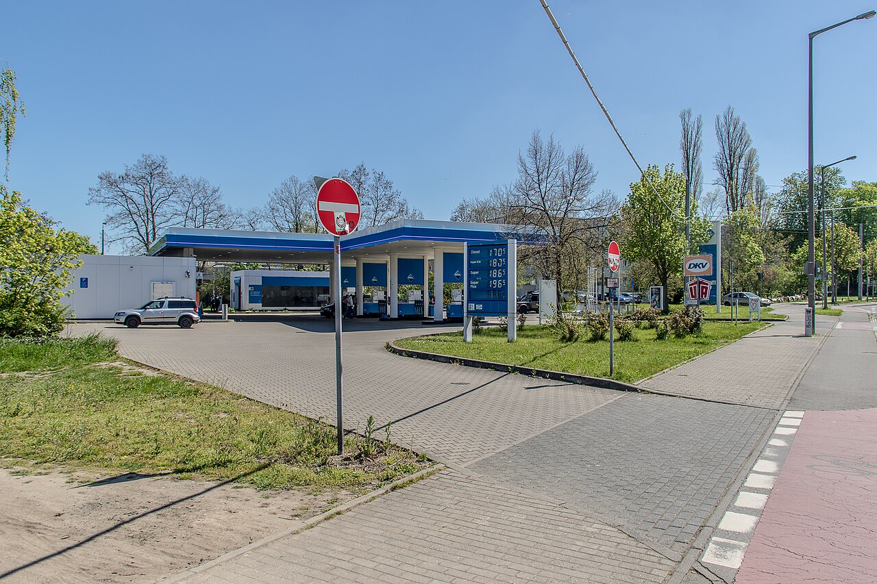 Aral-Tankstelle in Leipzig mit Preistafel und Zapfsäulen