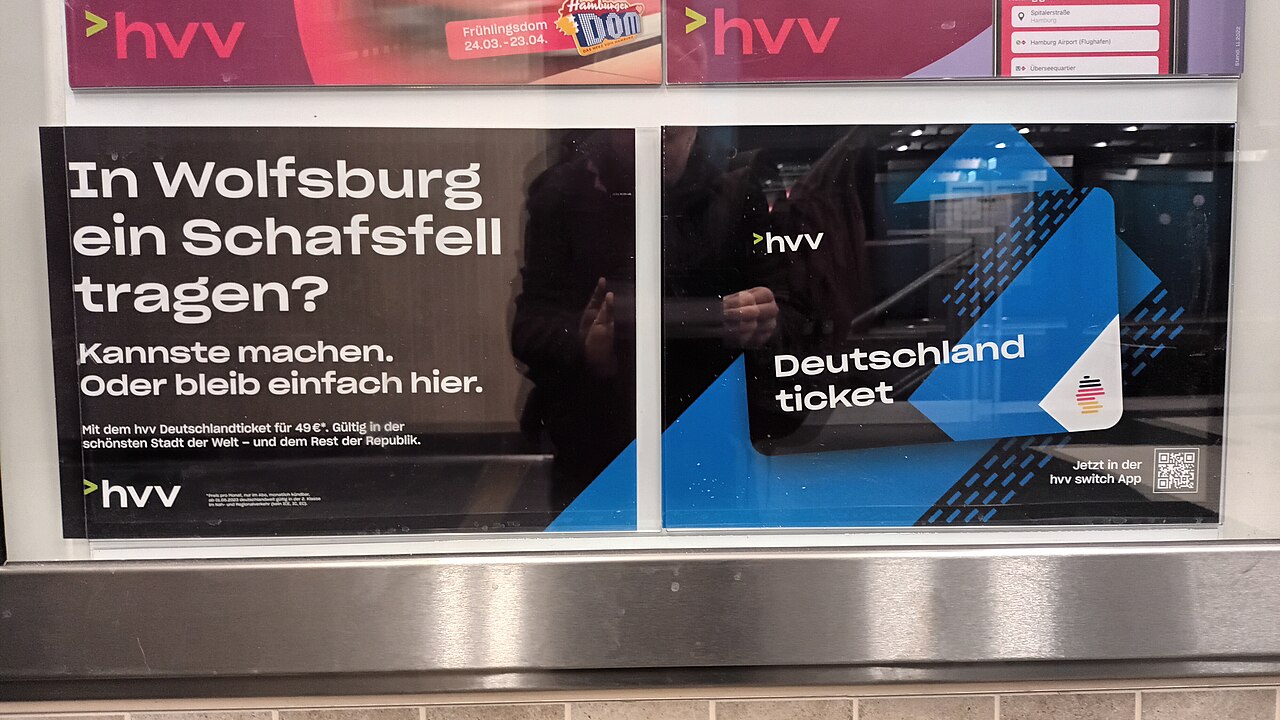 Werbeanzeige für das HVV-Deutschlandticket im U-Bahnhof Mönckebergstraße in Hamburg.