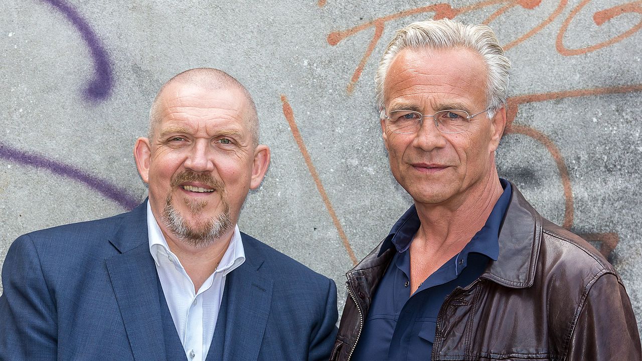 Dietmar Bär als Kommissar Freddy Schenk und Klaus J. Behrendt als Kommissar Max Ballauf bei Dreharbeiten zum Kölner Tatort „Wacht am Rhein“ 2016