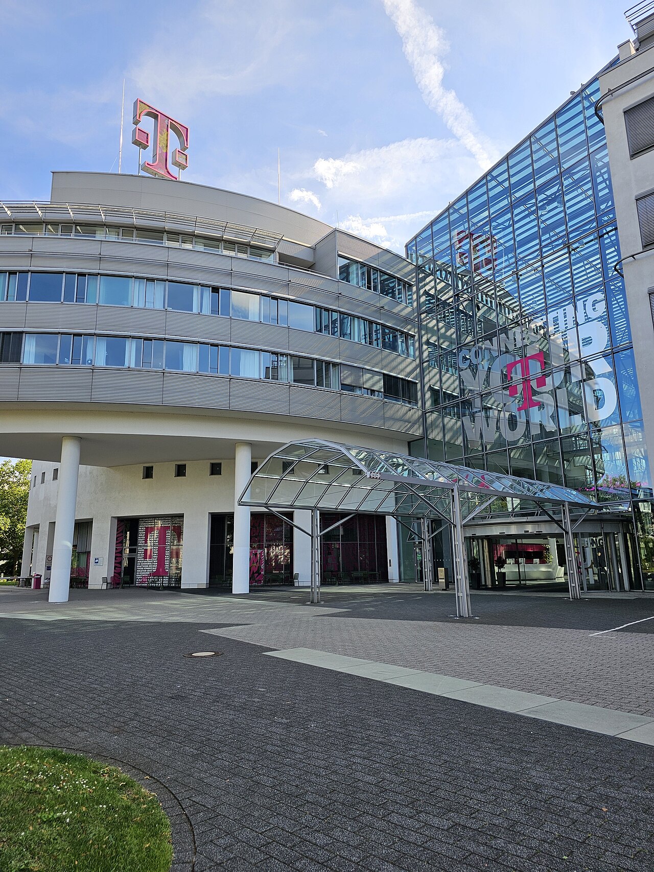 Eingang zur Konzernzentrale der Deutschen Telekom in Bonn