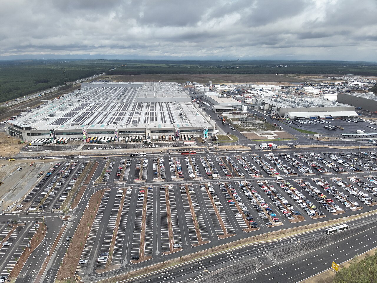 Luftaufnahme der Tesla Gigafactory in Grünheide bei Berlin