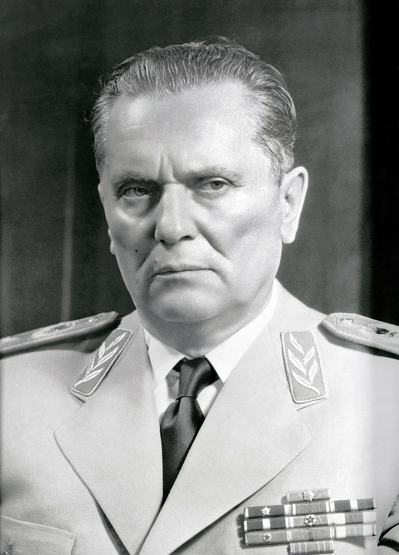 Josip Broz Tito in Marschalls-Uniform - ein Porträt aus dem Jahr 1961, das die Digitale Bibliothek Sloweniens digitalisiert hat. Gemeinfrei.