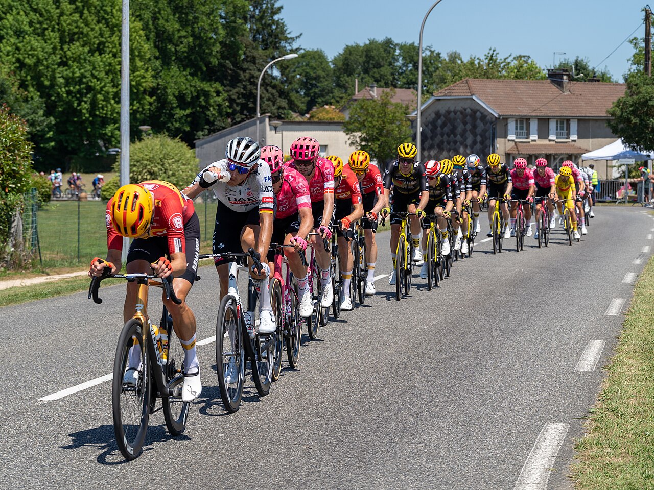 Das Peloton der Tour de France 2025 im Anstieg nach Ger auf der 12. Etappe.
