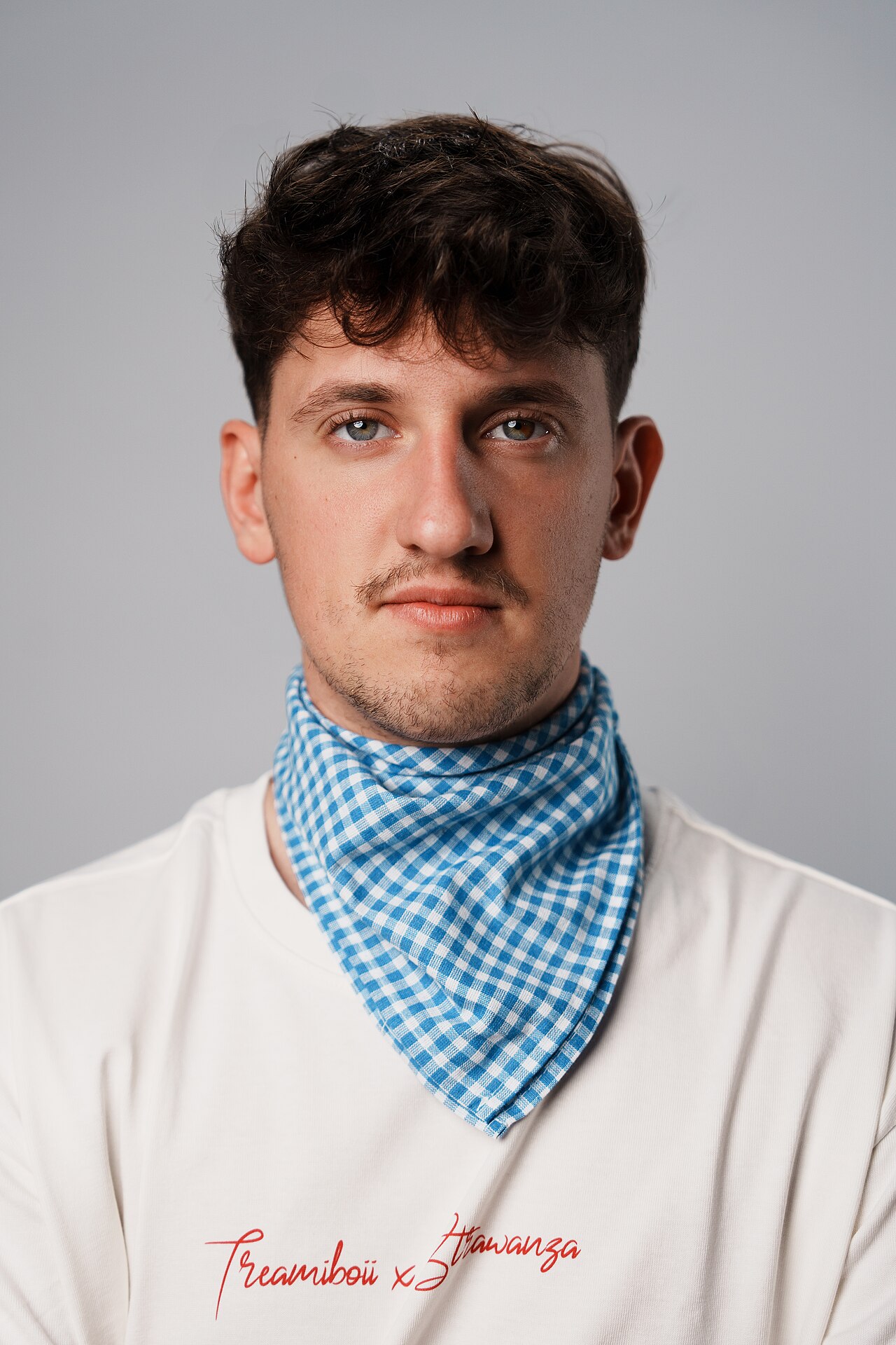 Der oberpfälzer Rapper und Partyschlager-Sänger Tream, bürgerlich Timo Grabinger, in Lederhose - das auf Wikimedia Commons hinterlegte Porträt von Viktor Schwenk aus dem Oktober 2024.