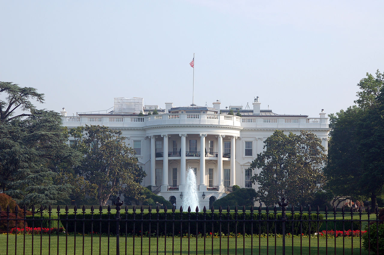 Der Südrasen des Weißen Hauses in Washington, D.C., aufgenommen vom Washington Monument.