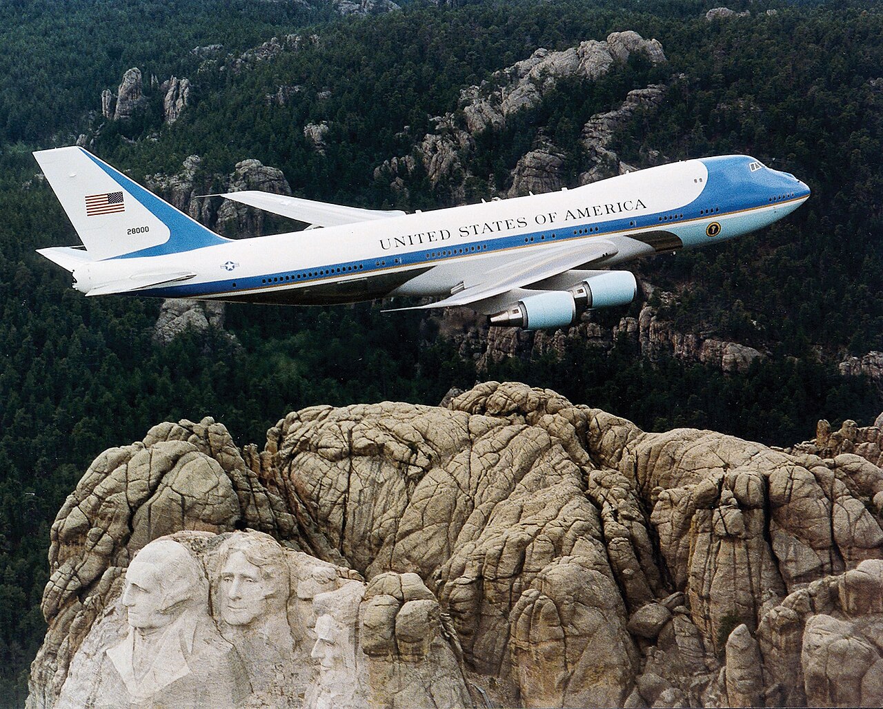 Air Force One, eine Boeing VC-25 der US Air Force, im Flug über Mount Rushmore