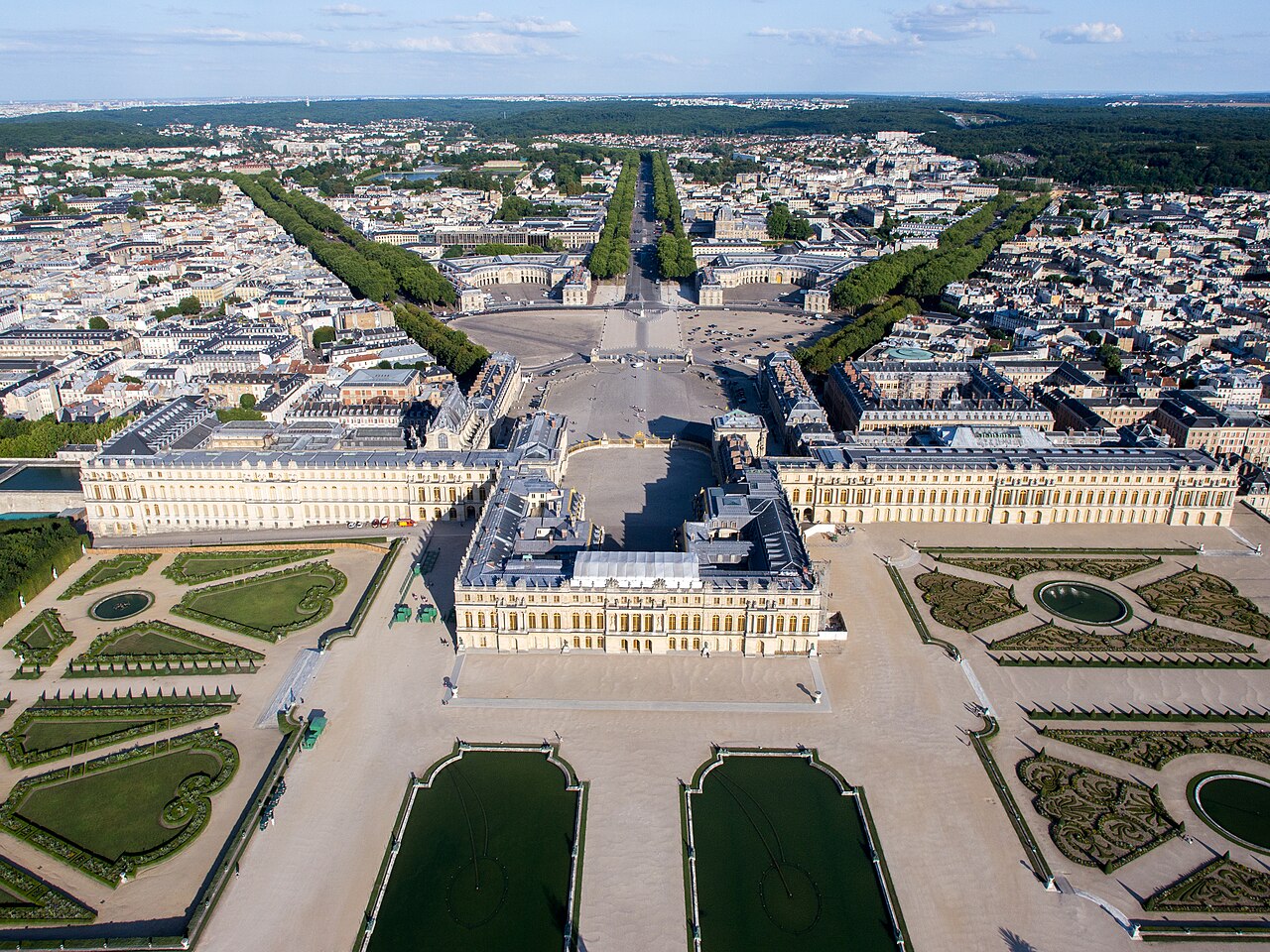 Luftaufnahme von Schloss Versailles und seinen Gärten
