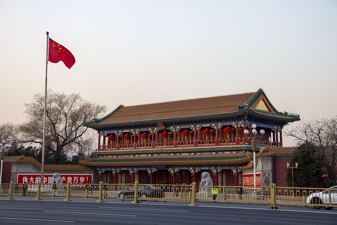 Blick auf den Pekinger Regierungssitz Zhongnanhai bei Abendlicht.