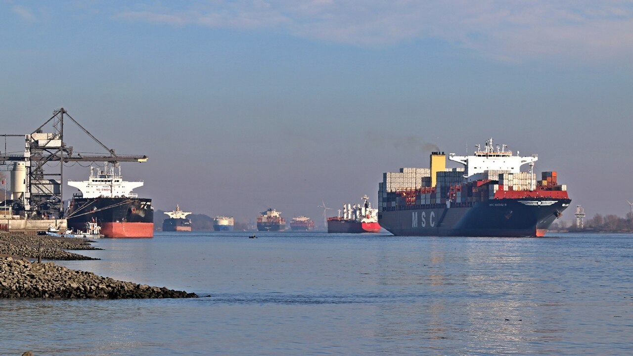 Containerschiff auf der Elbe vor Hamburg