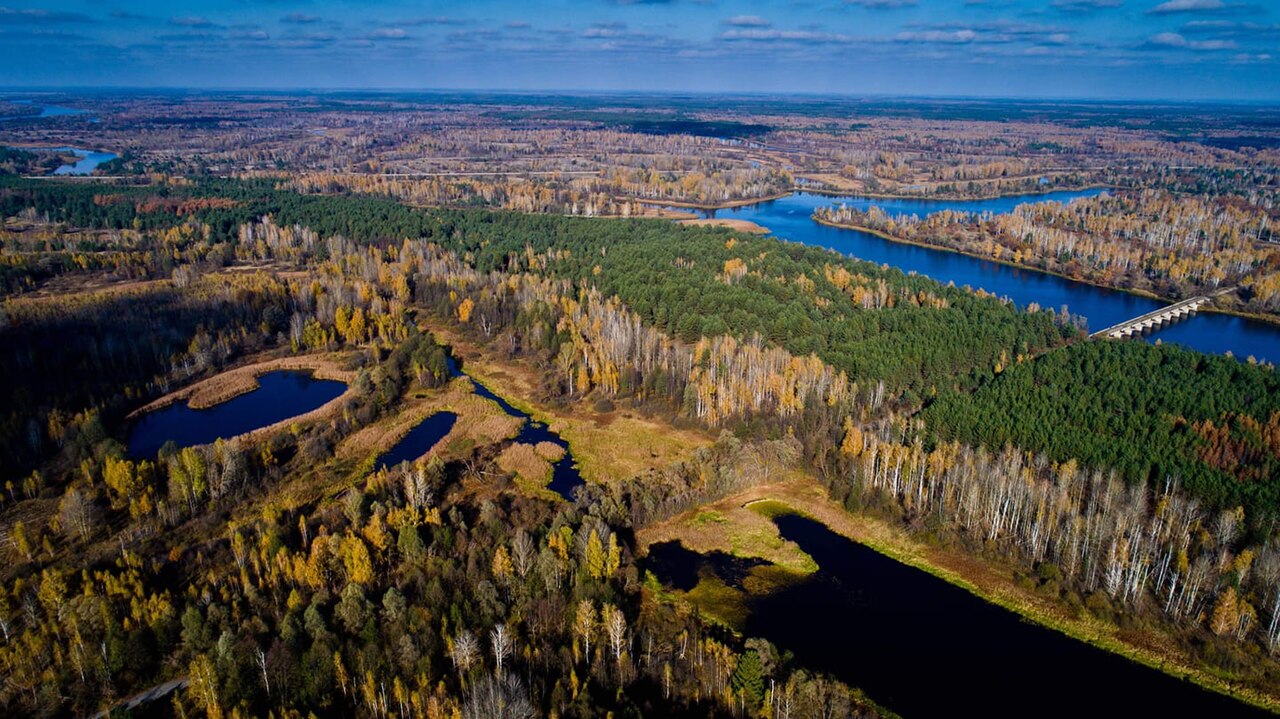 Luftaufnahme der Sperrzone um das stillgelegte Kernkraftwerk Tschernobyl mit den Flussauen des Prypjat.