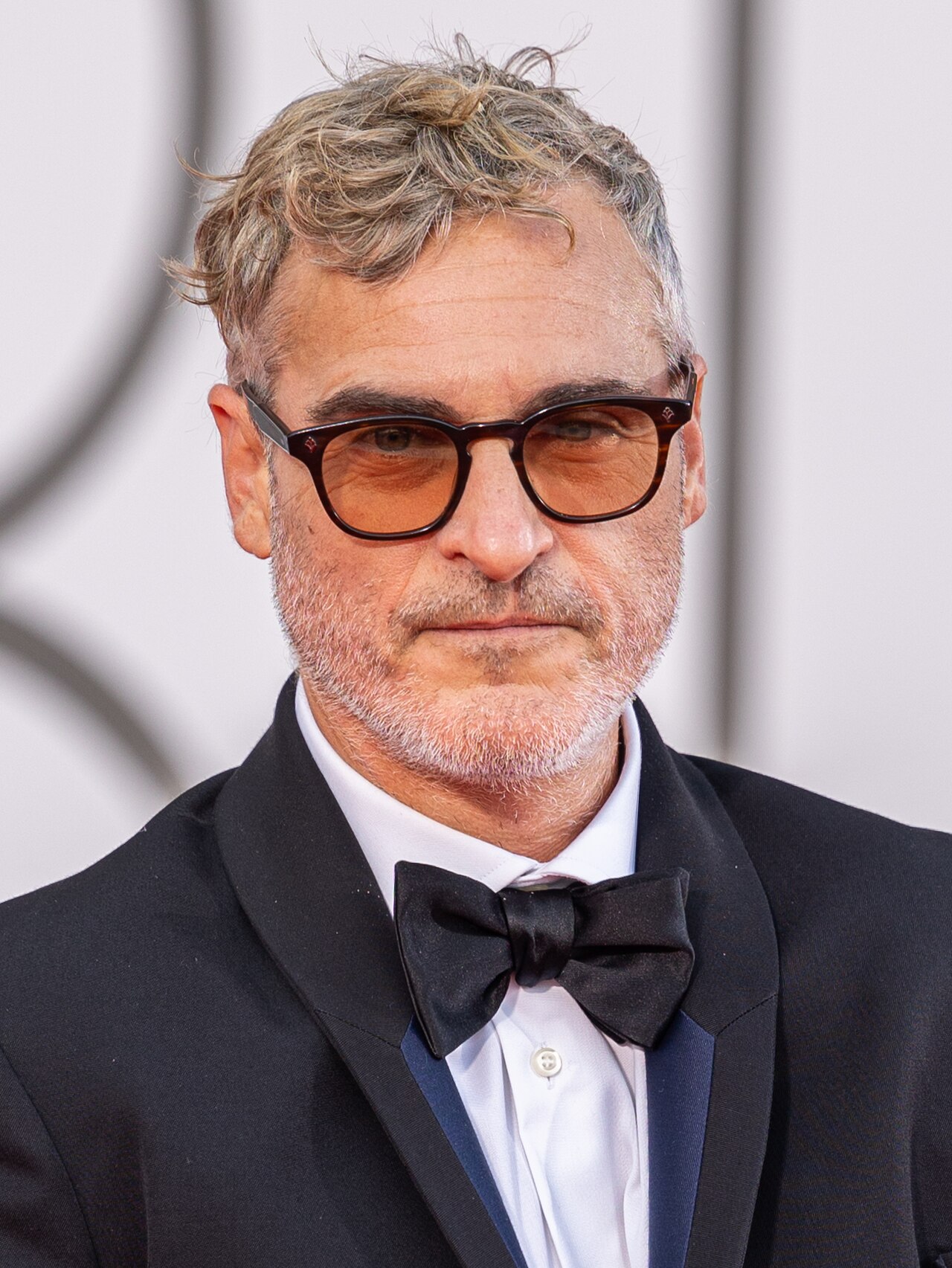Joaquin Phoenix im dunklen Anzug bei den Filmfestspielen von Venedig 2024