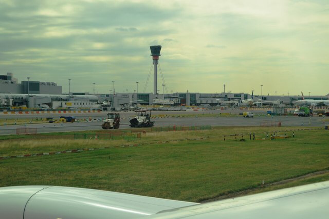 Der Tower der Flugsicherung am Londoner Flughafen Heathrow, betrieben durch NATS.