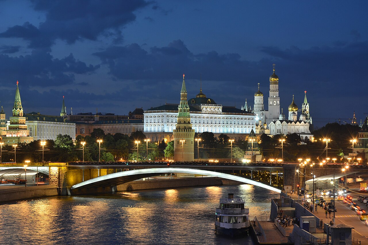 Der Moskauer Kreml mit der Großen Steinbrücke am Abend.