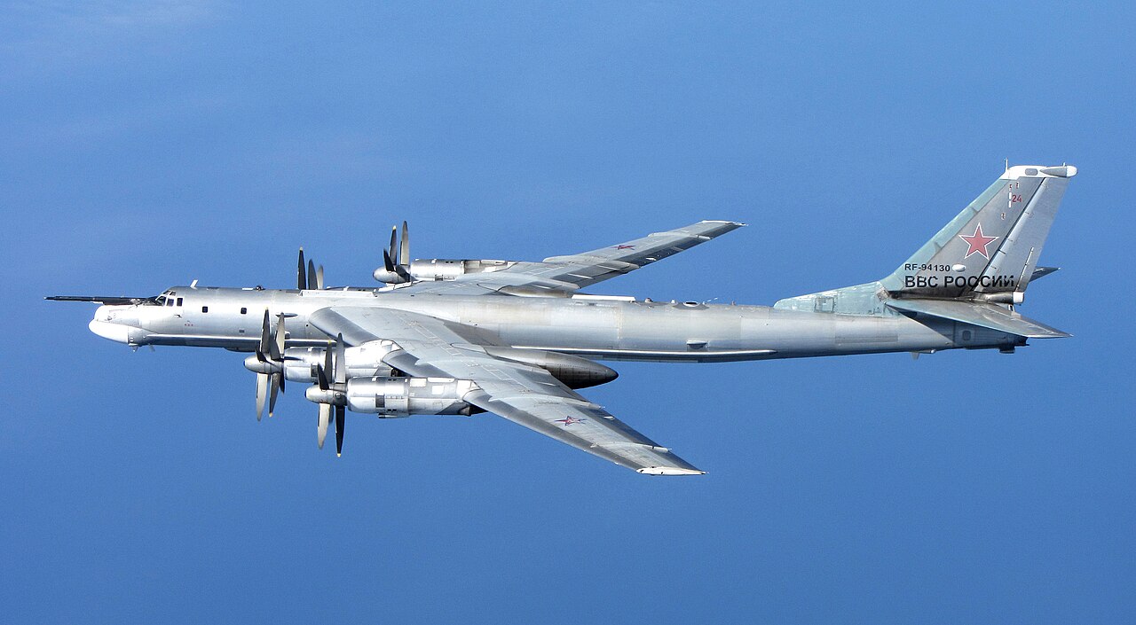 Russischer strategischer Bomber Tupolew Tu-95 „Bear“, fotografiert aus einem RAF-Typhoon-Abfangjäger.
