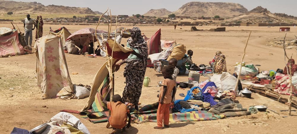 Binnenvertriebene errichten provisorische Unterkünfte in Tawila, Nord-Darfur